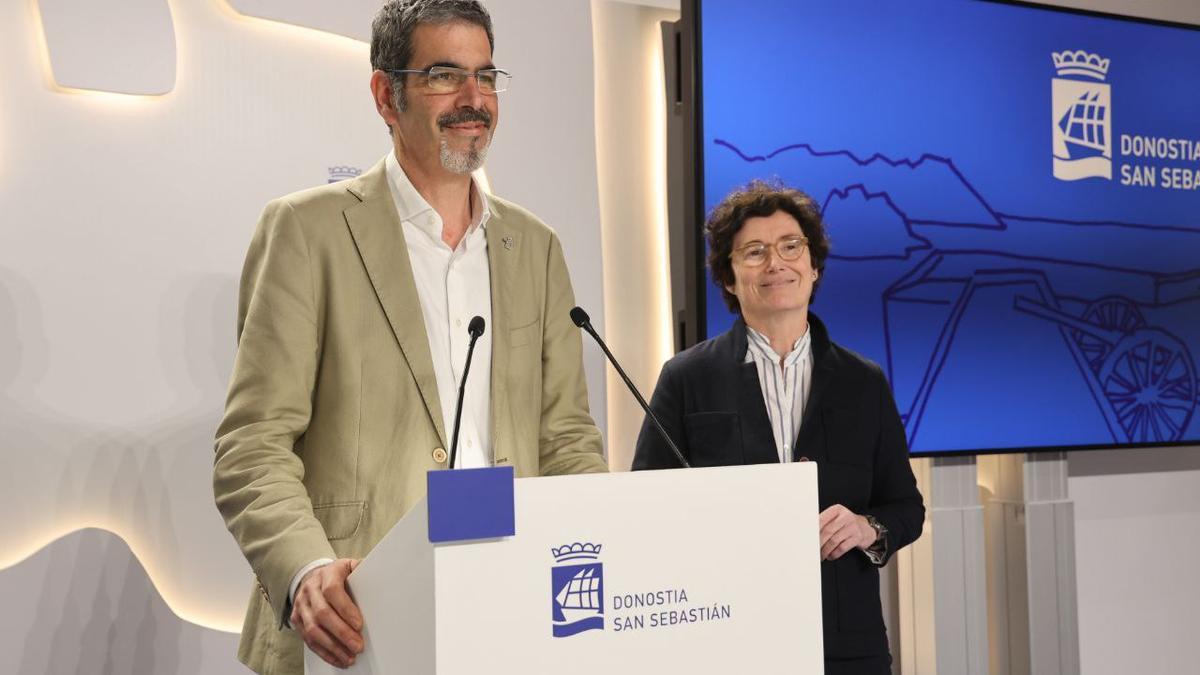 Eneko Goia y Nekane Arzallus en rueda de prensa en el Ayuntamiento