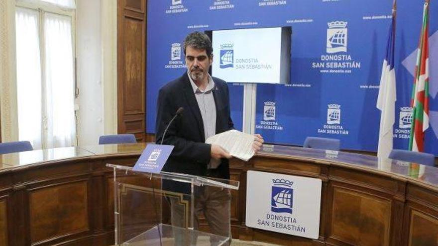 El alcalde de Donostia, Eneko Goia, habla en una rueda de prensa sobre los retos del año 2018 para la capital guipuzcoana.
