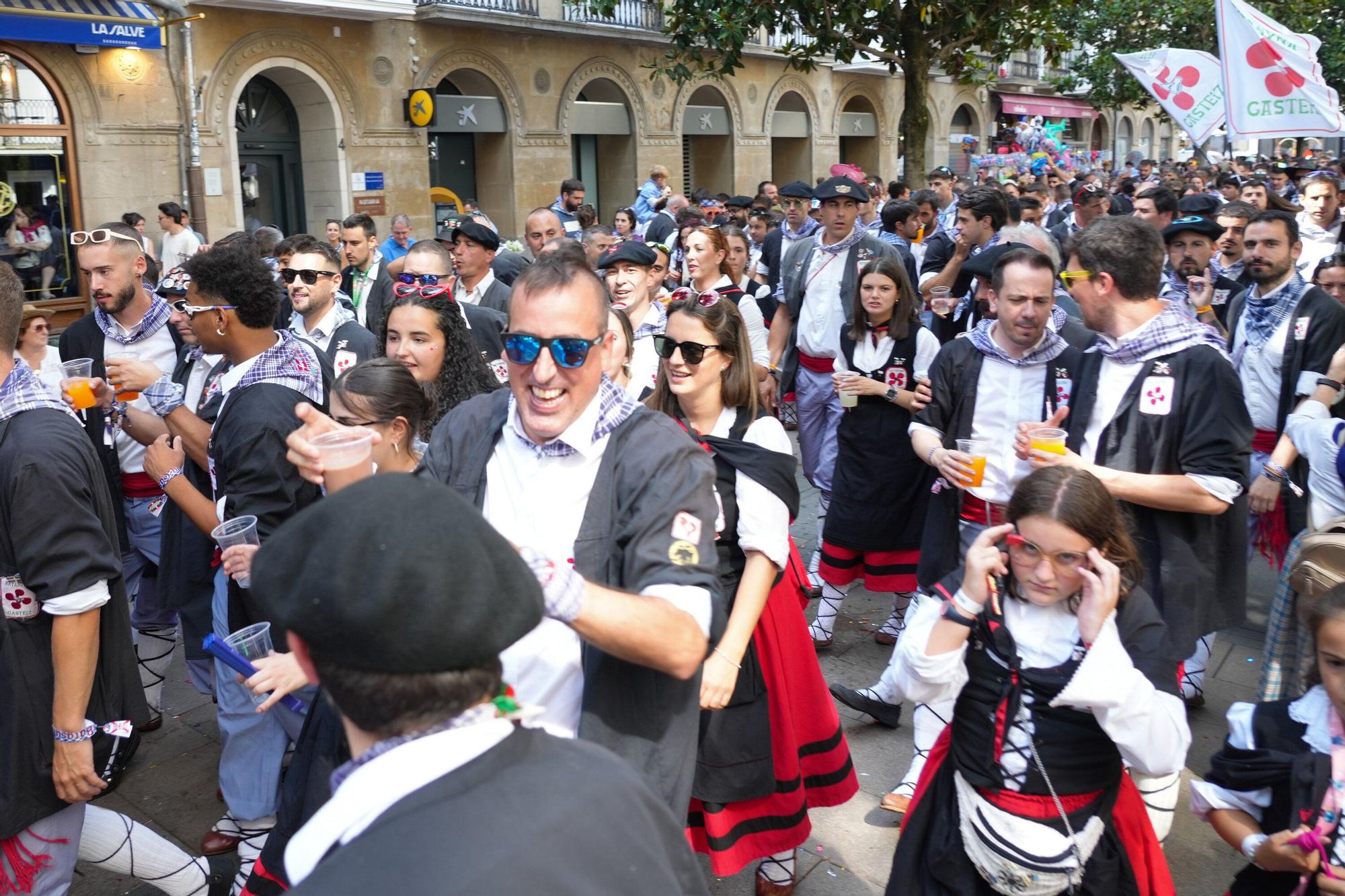 En imágenes: Blusas y neskas desfilan en el primer paseíllo