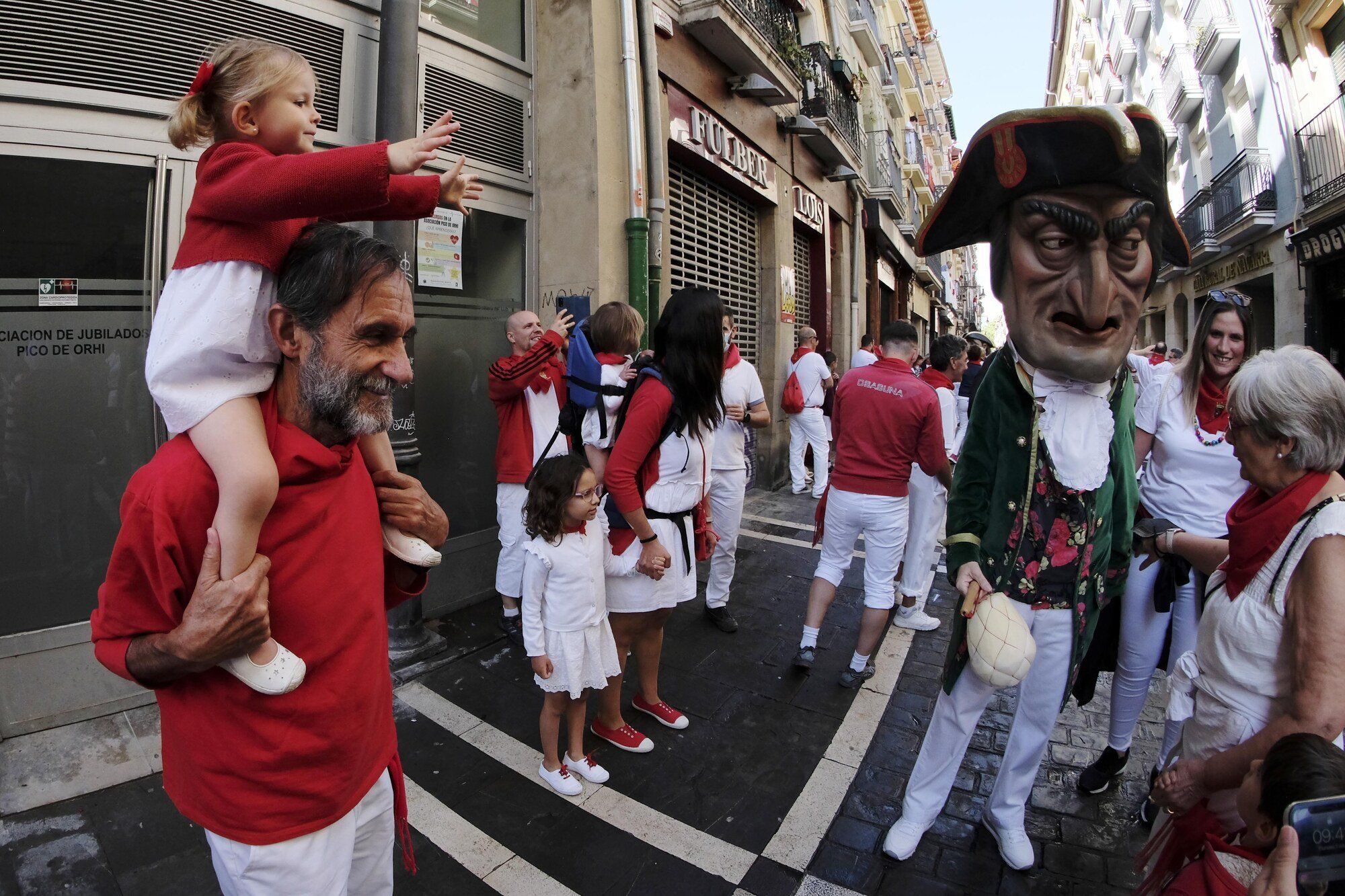 Comparsa de kilikis, cabezudos y gigantes en San Fermín 2022