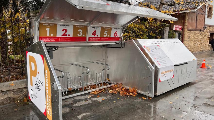 Instalados dos nuevos aparcabicis seguros y cerrados en Beasain