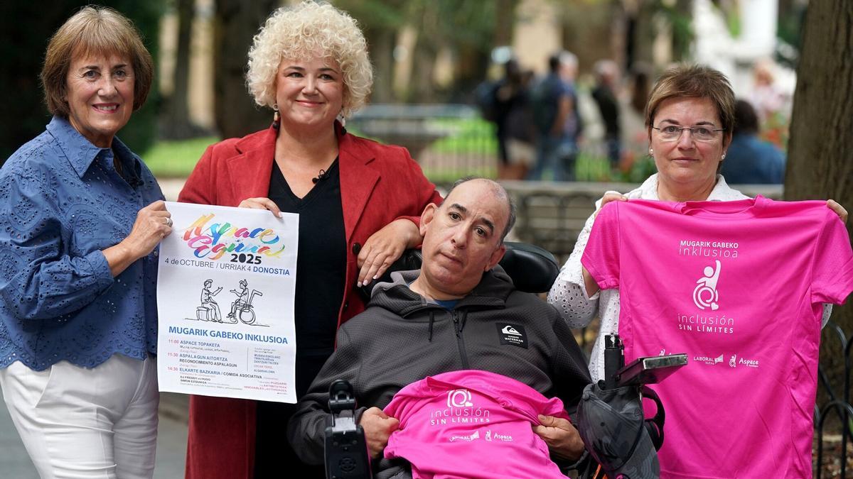Rosa Iglesias, Maite Peña y Lourdes Etxaniz durante la presentación del Aspace Eguna este lunes, junto a un integrante de la entidad.
