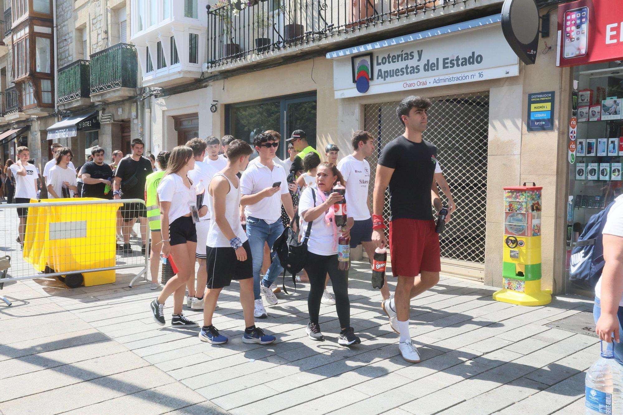 En imágenes: Vitoria sale a la calle a celebrar La Blanca tras el txupinazo