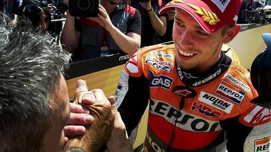 Stoner doblega a Pedrosa y Lorenzo mientras Rossi naufraga