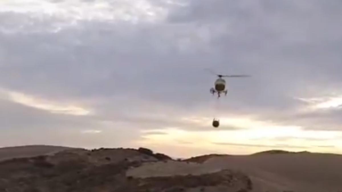 El helicoptero, en el lugar del incendio.