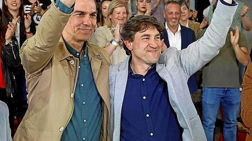 El presidente español, Pedro Sánchez, junto a Eneko Andueza.