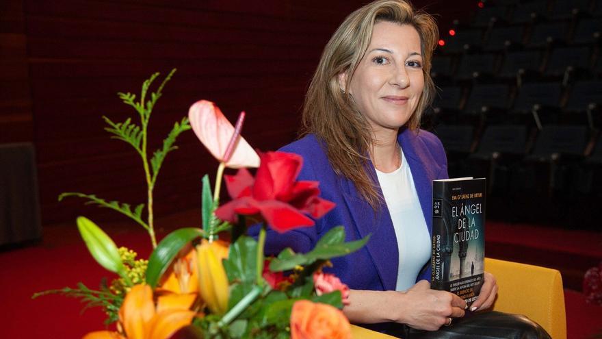 Eva García Sáenz de Urturi: "Conservamos recuerdos idealizados, nos quedamos con los que nos sirven"