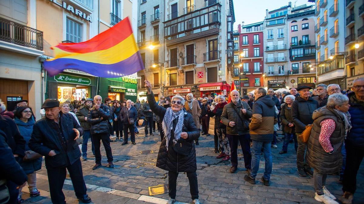 Concentración de las asociaciones memorialistas para pedir la demolición del monumento.