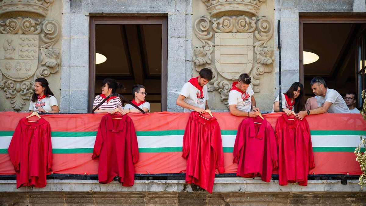 Integrantes de Axeri dantza colocan sus casacas en el ayuntamiento. / Dabid Argindar