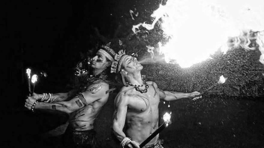 Fuego y malabares, en el espectáculo nocturno en Sendaviva