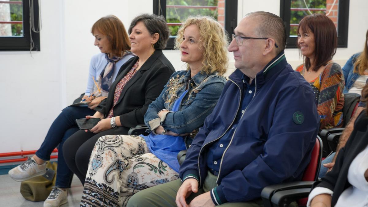 Representantes institucionales, entre ellos la diputada Cristina González, en el encuentro de este viernes.