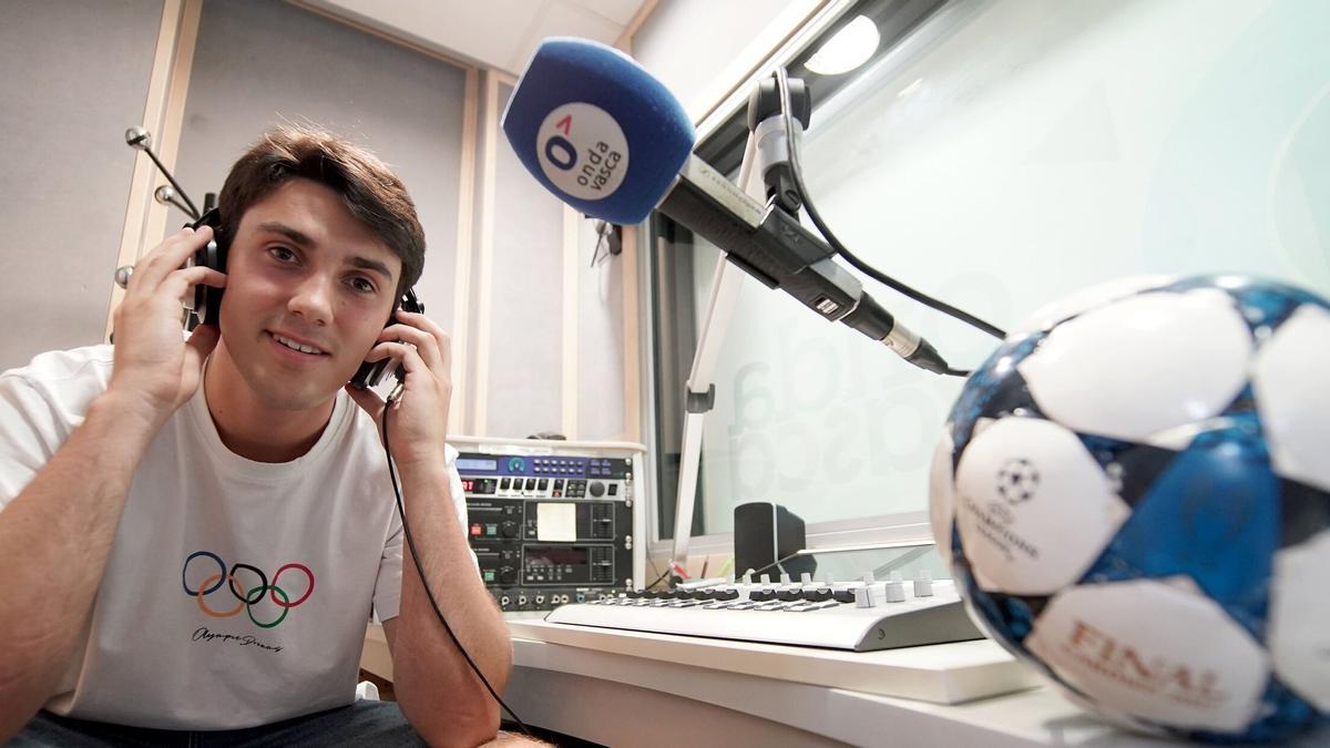 Samu Valcárcel en el estudio de Onda Vasca