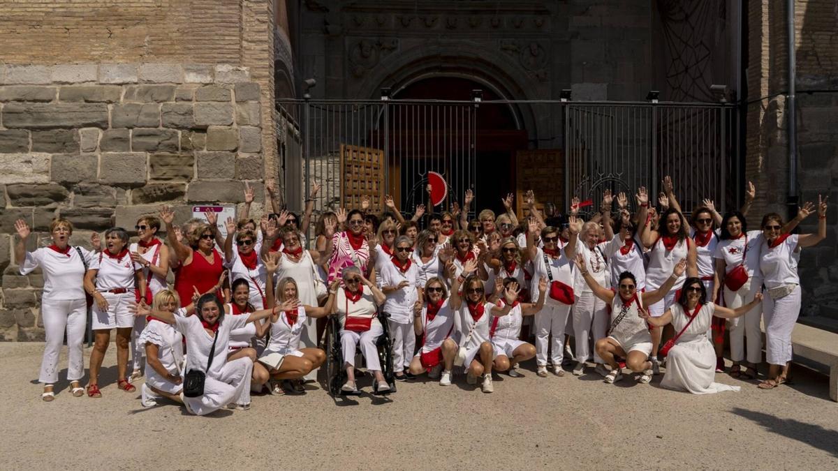 Foto de familia de las mujeres participantes en la Ofrenda Floral.