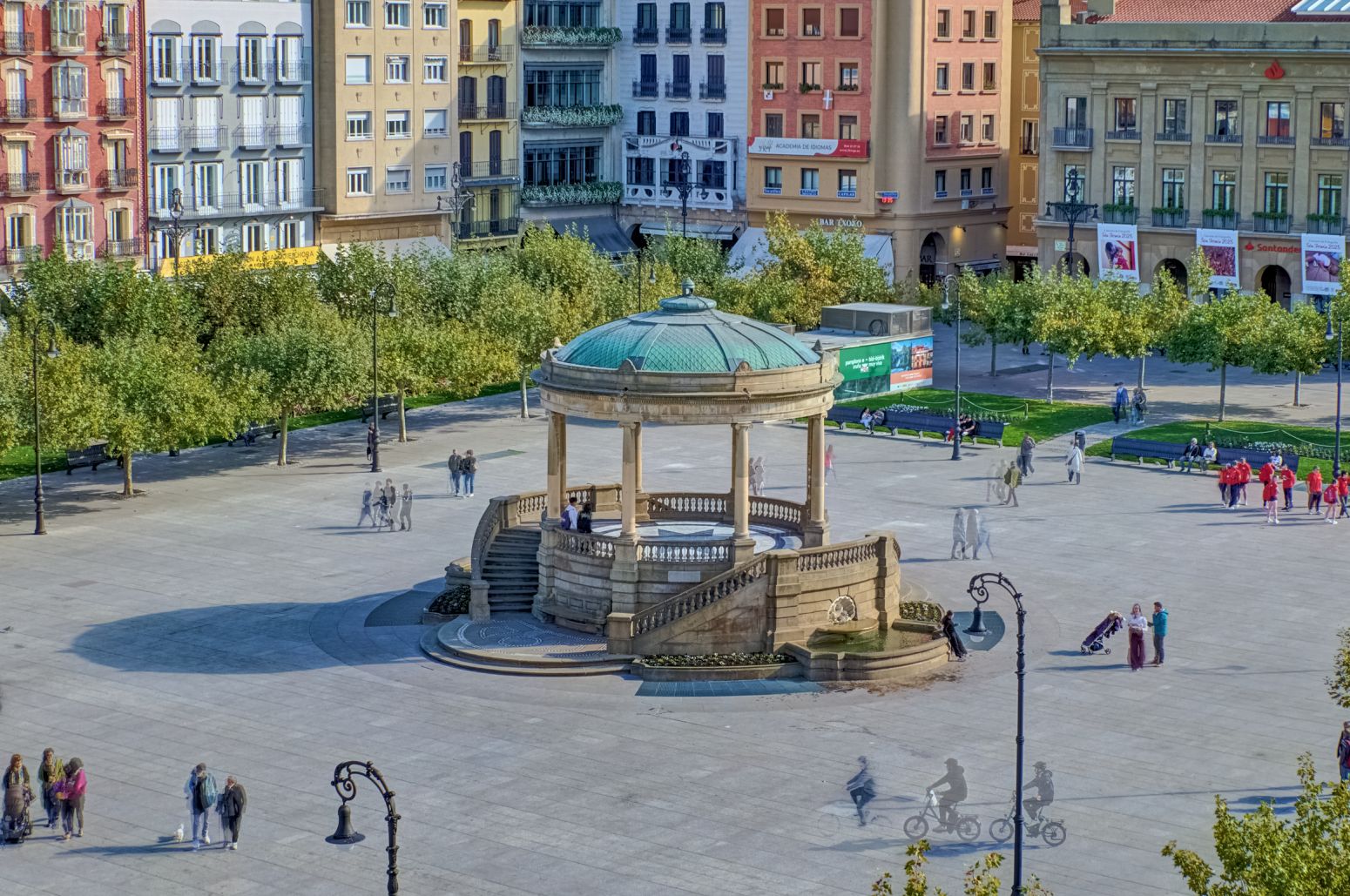 Un piso con vistas a la Plaza del Castillo sale al mercado: patrimonio, modernidad y ubicación única en el Casco Antiguo