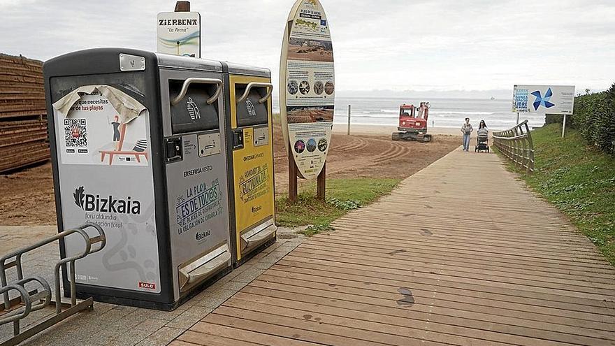 En cifras: 477 papeleras, 1,9 kilómetros de pasarelas o un centenar de bases de duchas