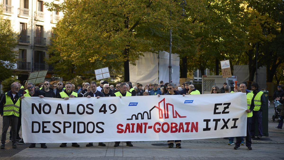 La plantilla de Saint Gobain, a su llegada ante el Parlamento de Navarra.