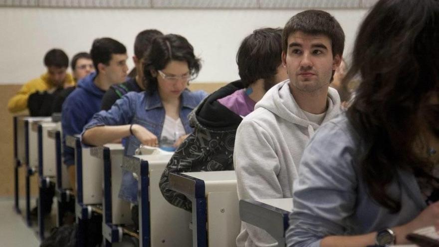 Jóvenes a la entrada de los exámenes de selectividad.