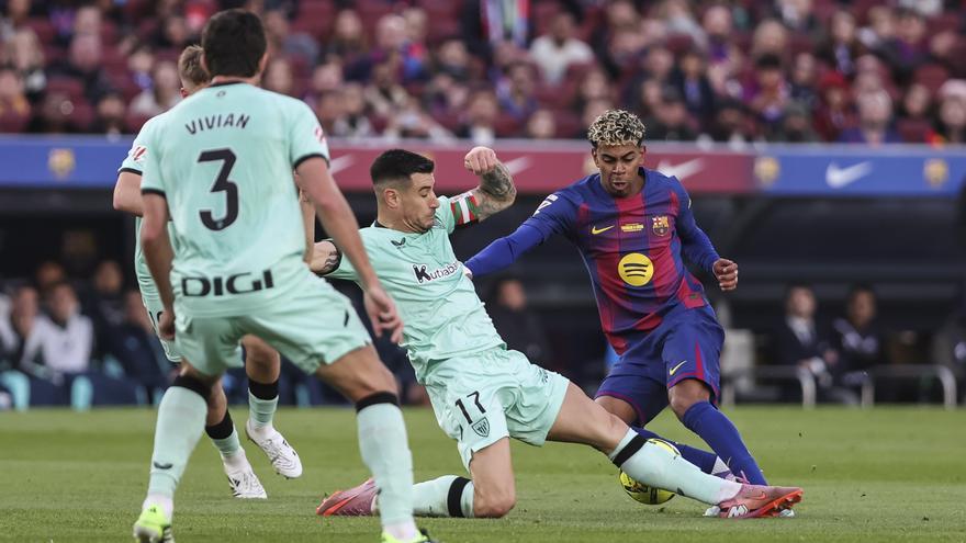 Yuri Berchiche trata de cortar una acción de Lamine Yamal en el partido de la primera vuelta.