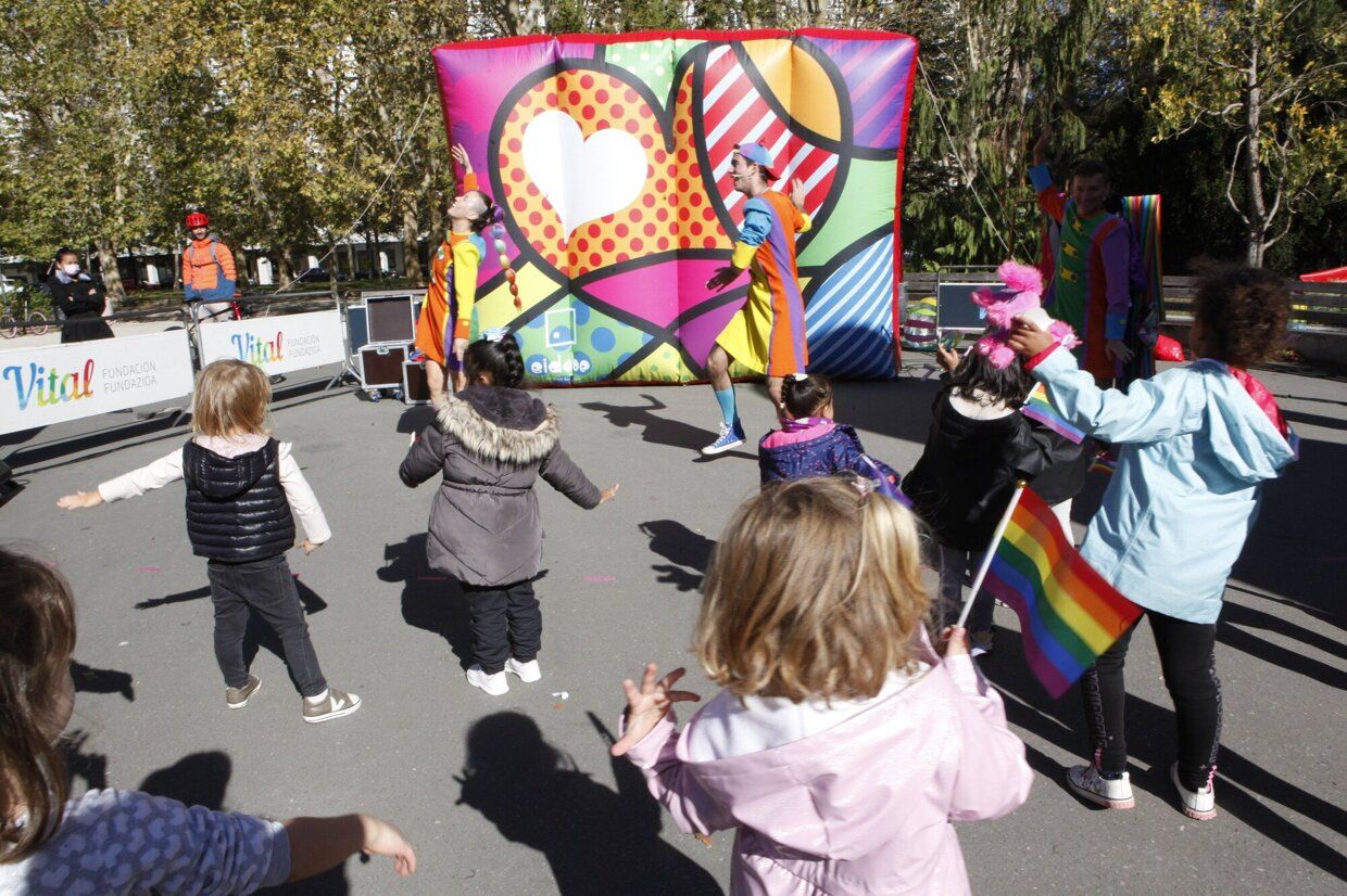 En imágenes: éxito absoluto en la fiesta contra de la LGTBIfobia de la zona Gorbea de Vitoria