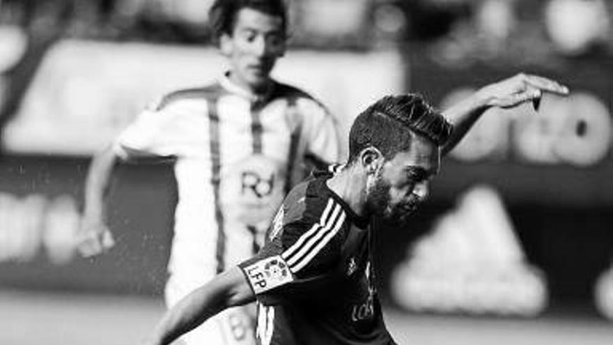 Roberto Torres lanza en el partido de ida.