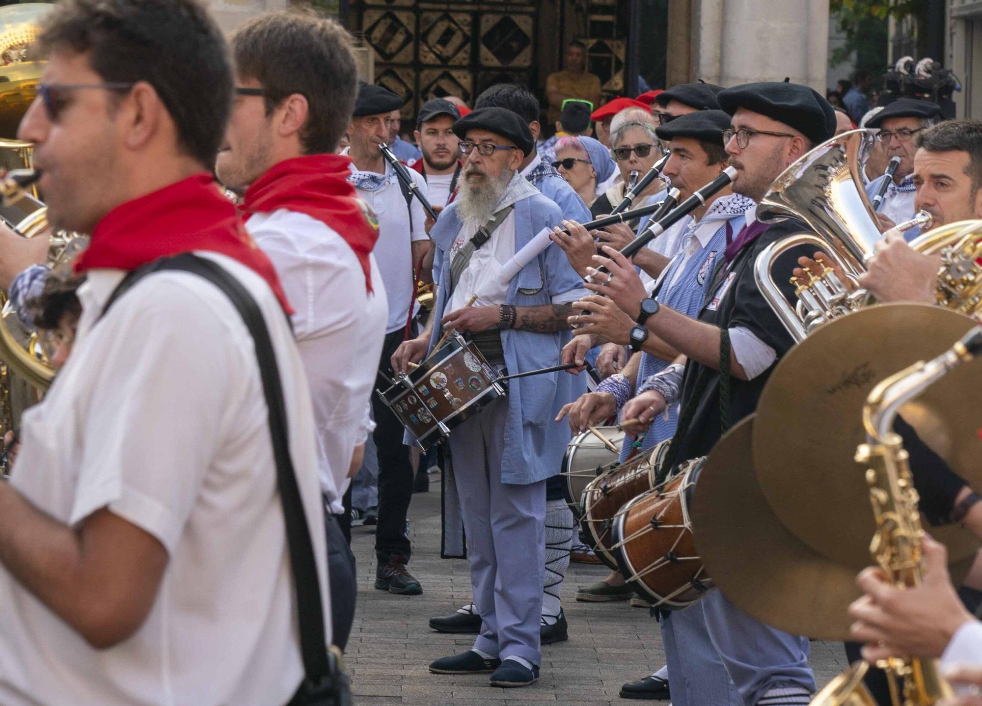 En imágenes: Las dianas llaman a la fiesta en la Plaza Nueva