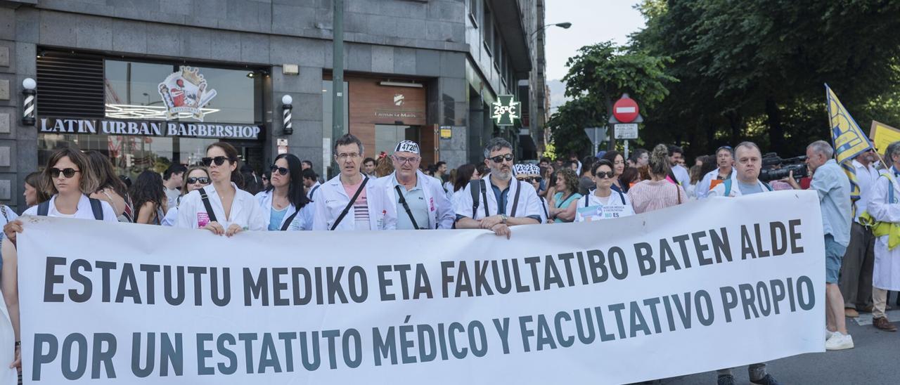 Los médicos vascos escenifican la "herida de muerte" del sistema público de salud