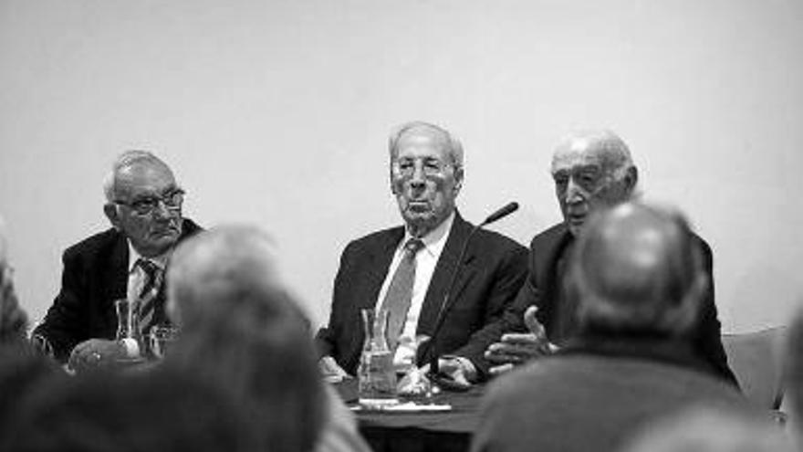 Alberto Cañada, en el centro, en la presentación del libro.