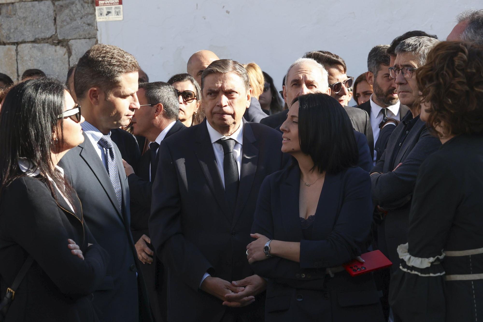 Multitudinaria despedida a Fernández Vara