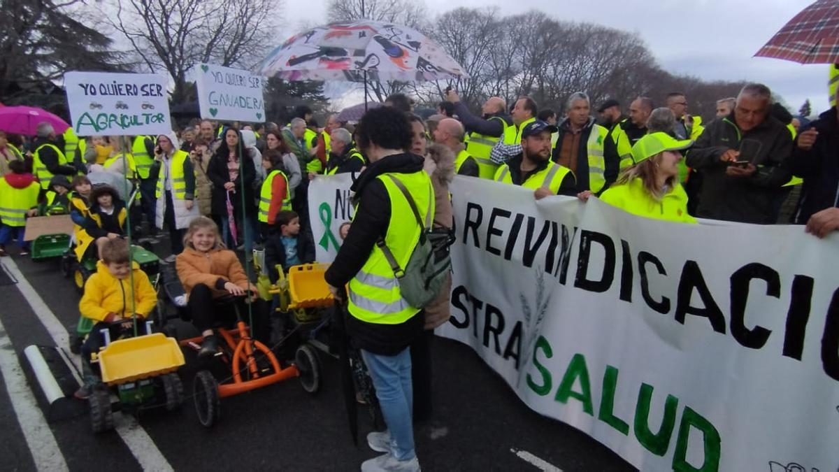 Algunos pequeños acompañan la manifestación sus mini tractores
