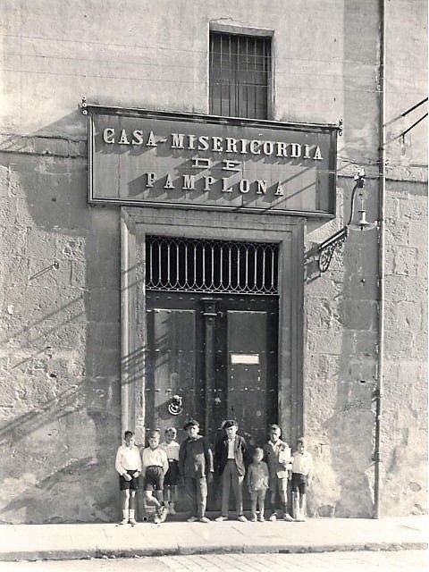 1.La puerta principal de la Casa de Misericordia, en el paseo de Sarasate.