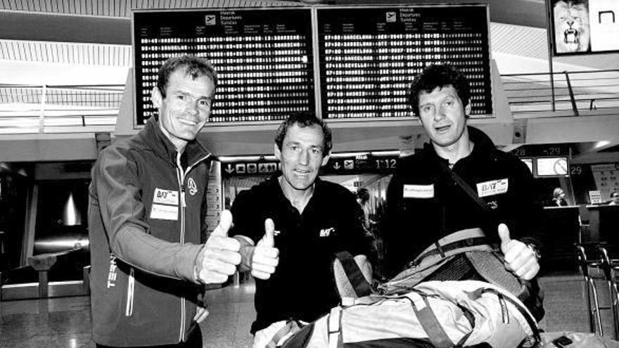 Iñurrategi, Zabalza y Vallejo, antes de partir hacia Pakistán.