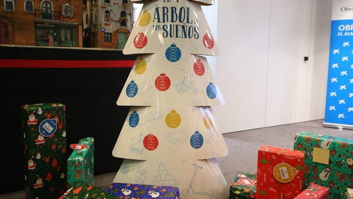 Varios regalos recogidos con el programa &#039;El árbol de los Sueños&#039;