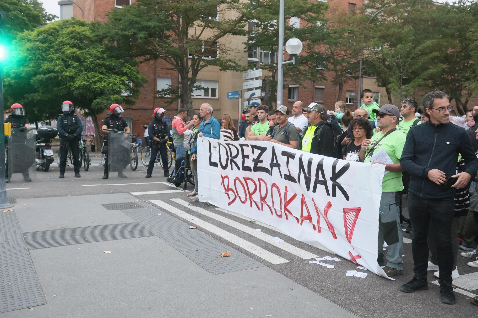 Manifestación de los jardineros de Vitoria en huelga en el entorno de Olarizu