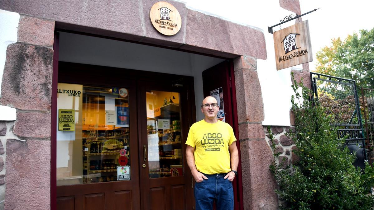 Koldo Uribe-Etxebarria Almandoz en la puerta de Altxuko Denda
