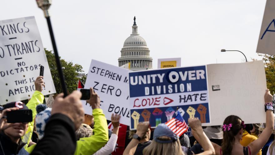 Miles de estadounidenses se concentran contra Trump: &quot;No queremos reyes&quot;