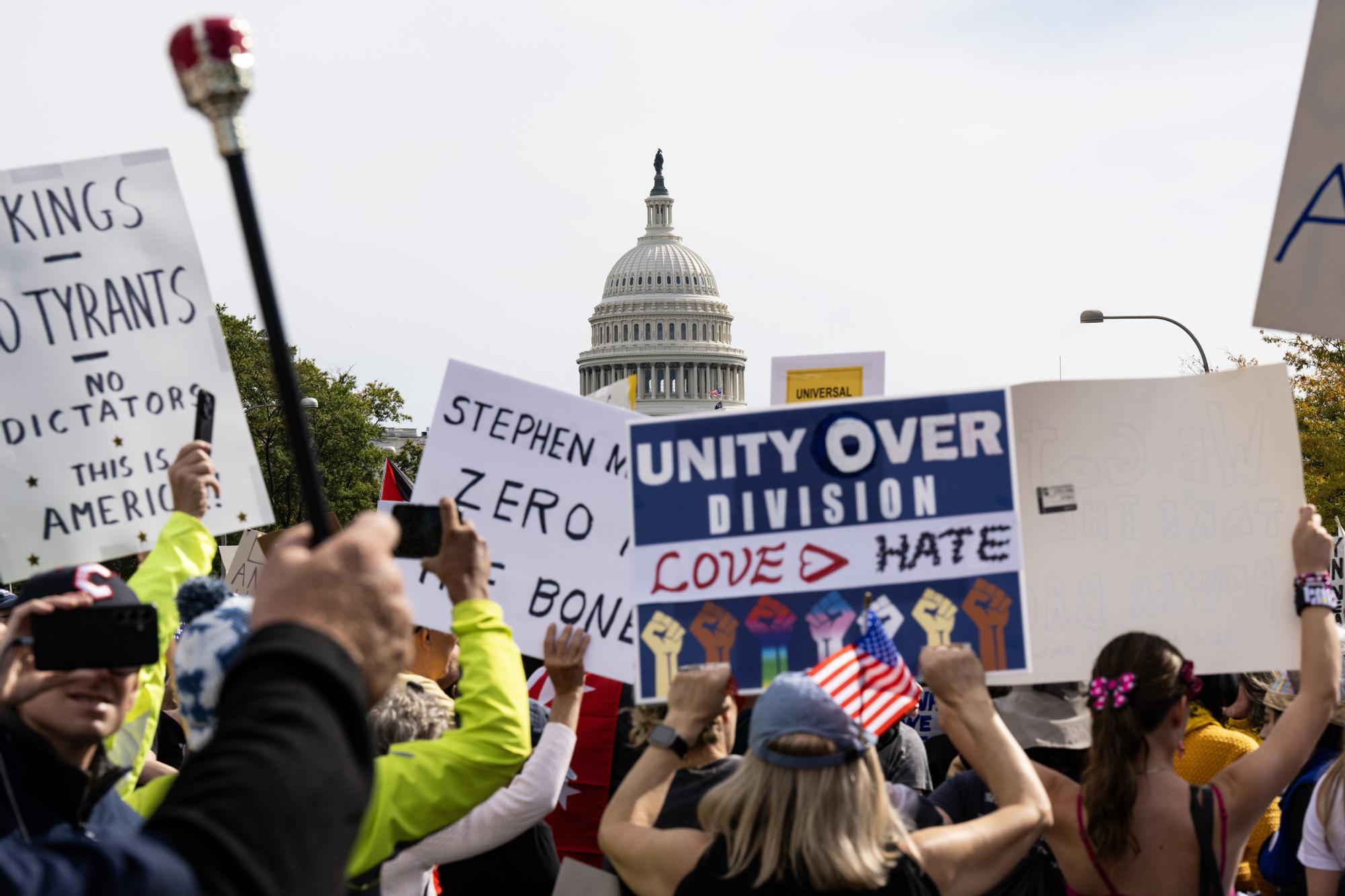 Miles de estadounidenses protestan contra Trump: &quot;No queremos reyes&quot;