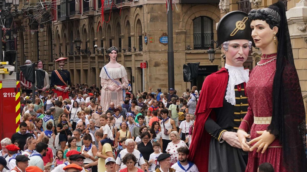 La XXXV Concentración de Gigantes reunirá a comparsas provenientes de Bizkaia, Gipuzkoa, Navarra y Lapurdi. / DEIA