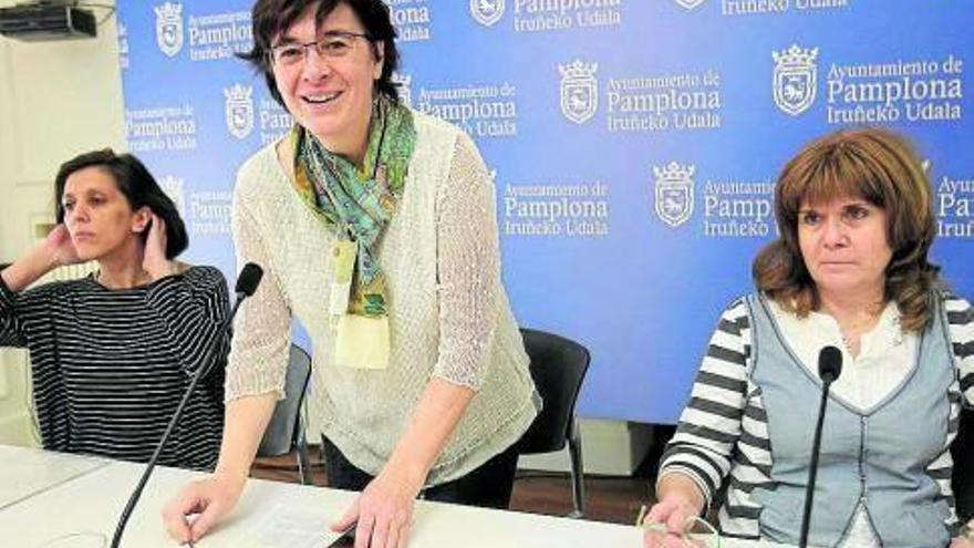 De izquierda a derecha, Marisol de la Nava, la edil Edurne Eguino y Ana Fernández.