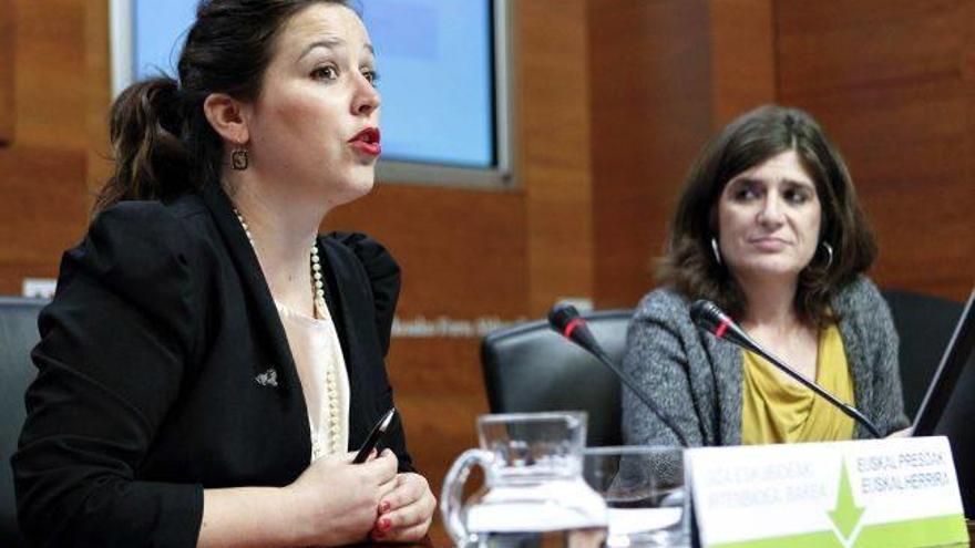 La portavoz de la Diputación de Gipuzkoa, Larraitz Ugarte (i), y la diputada de Hacienda, Helena Franco