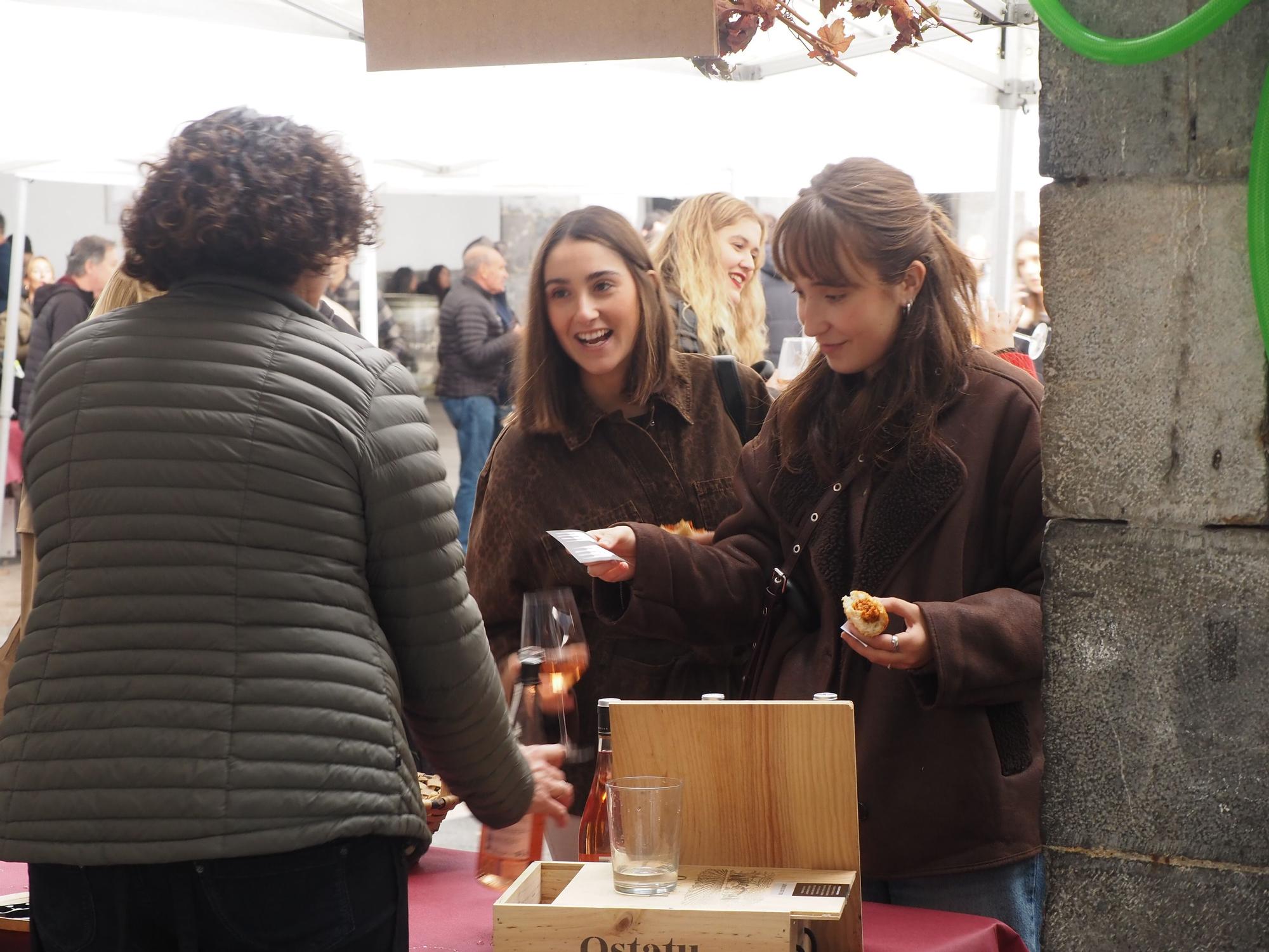 Vino y chorizo, fórmula imbatible contra el mal tiempo en Azpeitia