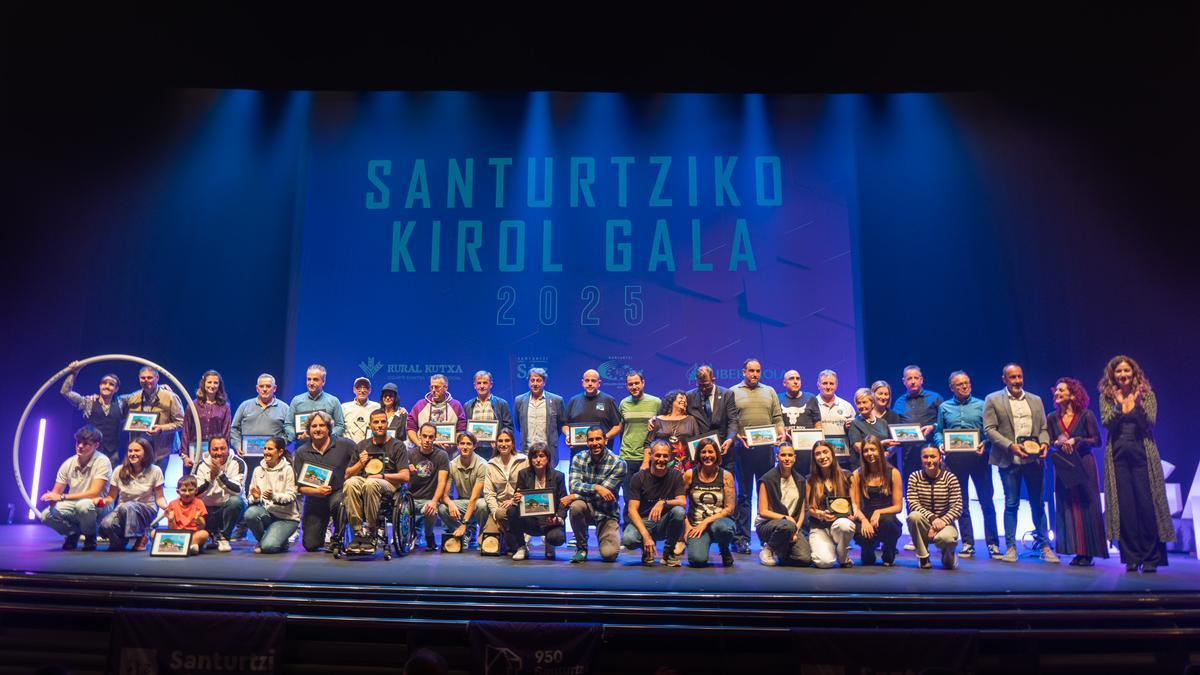 Foto de familia de todos los premiados en la sexta edición de la Gala del Deporte de Santurtzi.