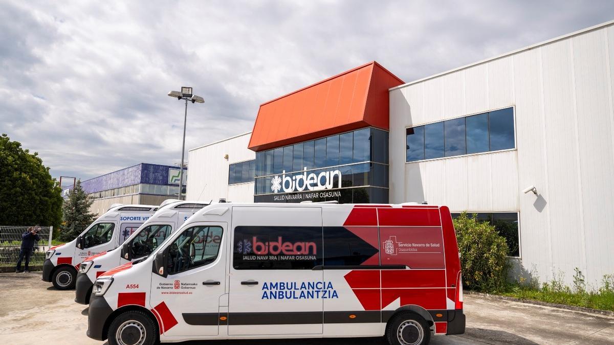 Ambulancias de Bidean en la puerta de la sede central en el polígono Agustinos de Pamplona.