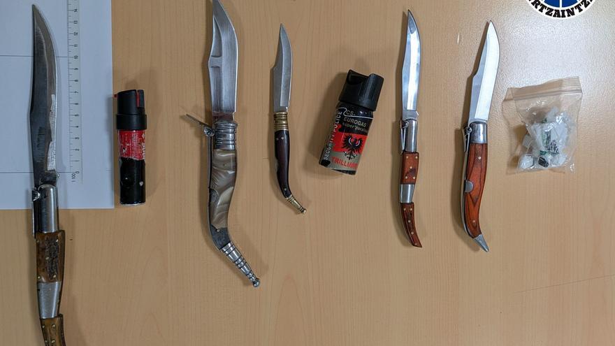 Interceptan cinco navajas en los aledaños de una discoteca de Barakaldo