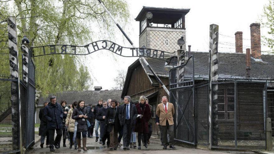El lehendakari, Iñigo Urkullu, y sus acompañantes cruzan la puerta de entrada al campo de Auschwitz dominada por el lema ‘Arbeit macht frei’ (el trabajo libera).