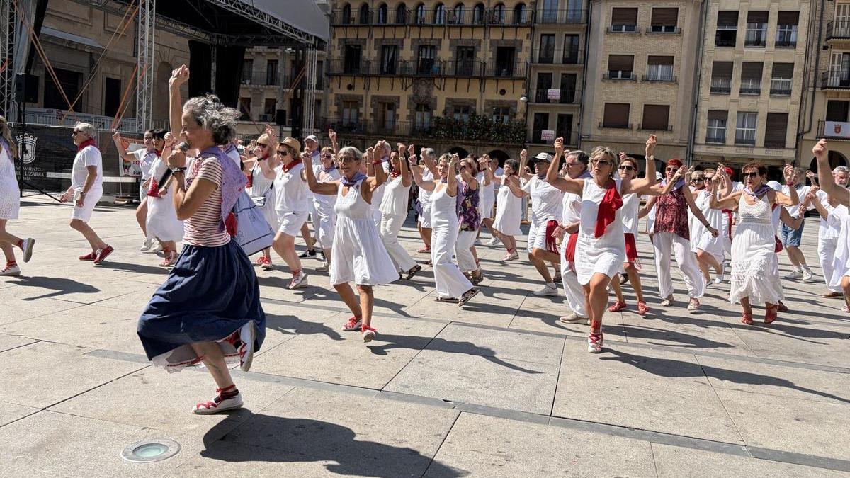 Raquel Ugartuondo dirige a decenas de danzantes en la plaza de los Fueros de Estella-Lizarra. / Javier Arizaleta