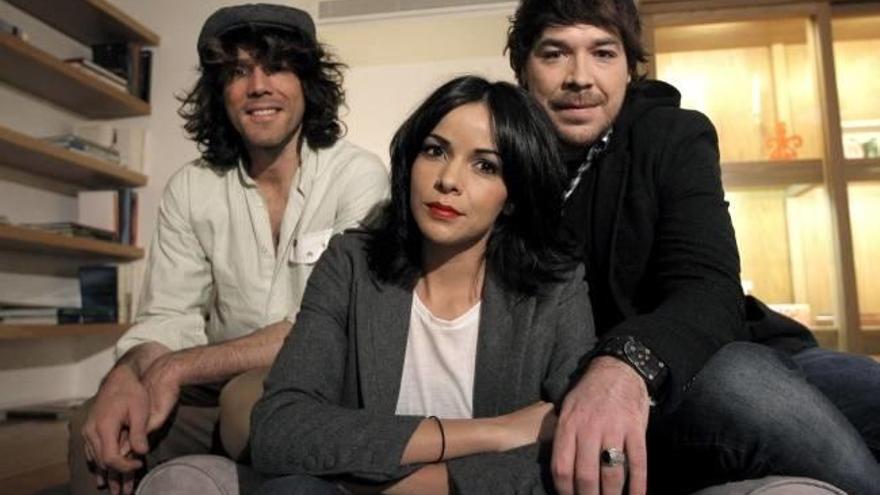 Fotografía de archivo tomada el 12/02/2012 de Juan Luis Suárez, Raquel del Rosario y David Feito, los tres miembros del grupo &quot;El sueño de Morfeo&quot;.