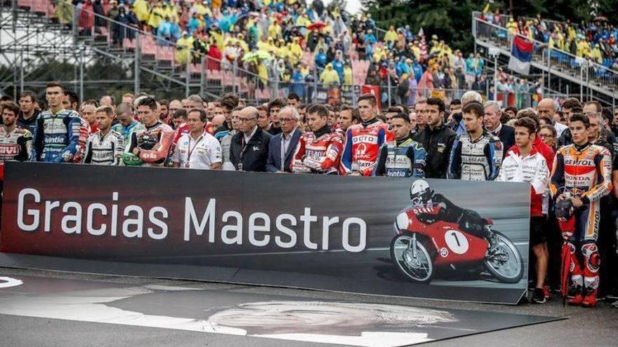 Multitudinario y sentido minuto de silencio en homenaje a Ángel Nieto