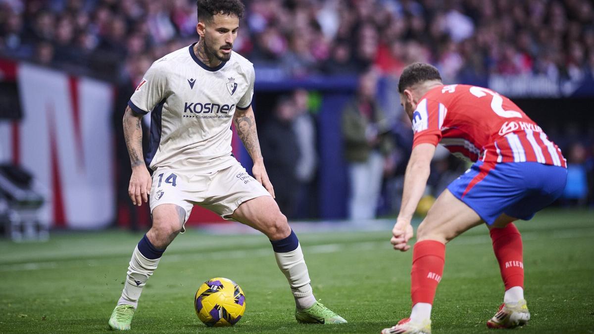 Rubén García encara a un rival en el último partido en el Metropolitano.
