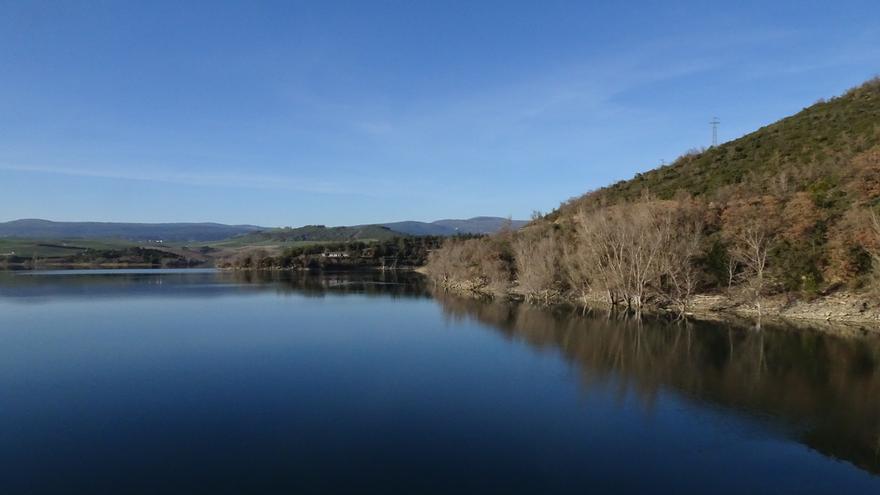 Por la orilla del embalse de Alloz, calma y patrimonio