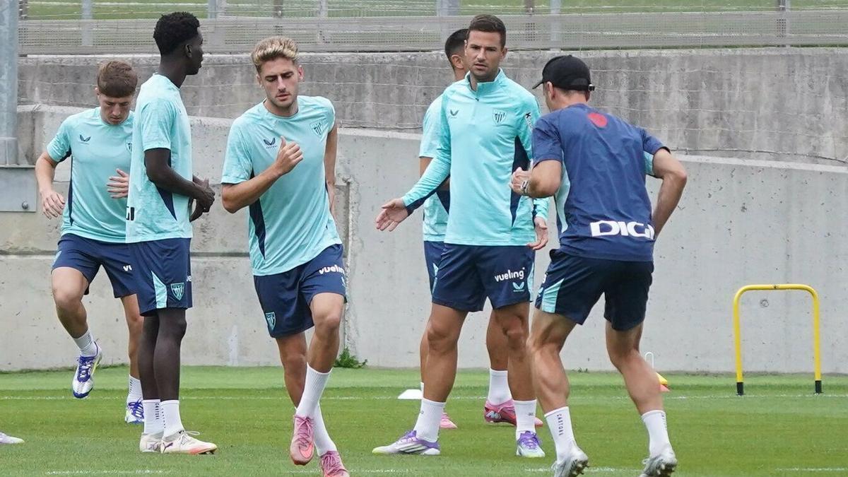 Jauregizar, Adama, Robert Navarro y Guruzeta se ejercitan en Lezama.  | FOTO: MARKEL FERNÁNDEZ